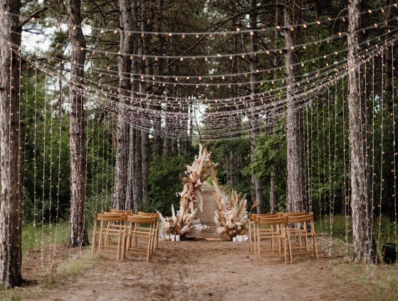 #trouwen in het bos Laat de natuur het decor van je bruiloft zijn en voeg wat leuke, kleine details toe om er een mooie dag van te maken!